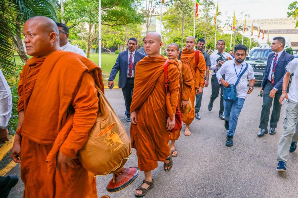 Cine sunt călugării budiști din SUA și cățelul cu milione de fani în toată lumea: Au început azi un nou Marș pentru Pace, în Sri Lanka 1062483