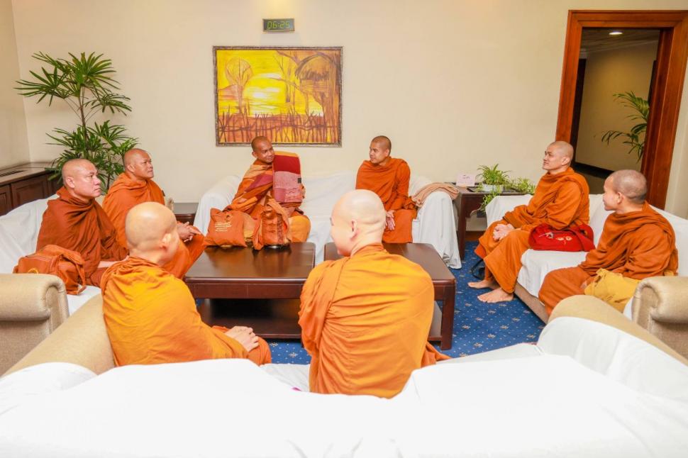 Cine sunt călugării budiști din SUA și cățelul cu milione de fani în toată lumea: Au început azi un nou Marș pentru Pace, în Sri Lanka 1062485