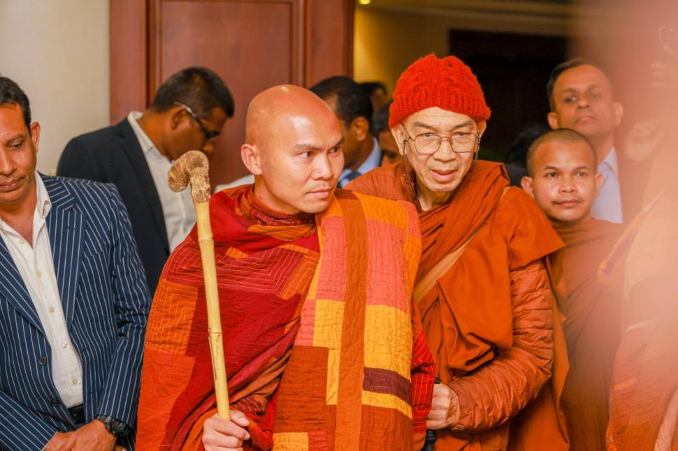 Cine sunt călugării budiști din SUA și cățelul cu milione de fani în toată lumea: Au început azi un nou Marș pentru Pace, în Sri Lanka 1062486