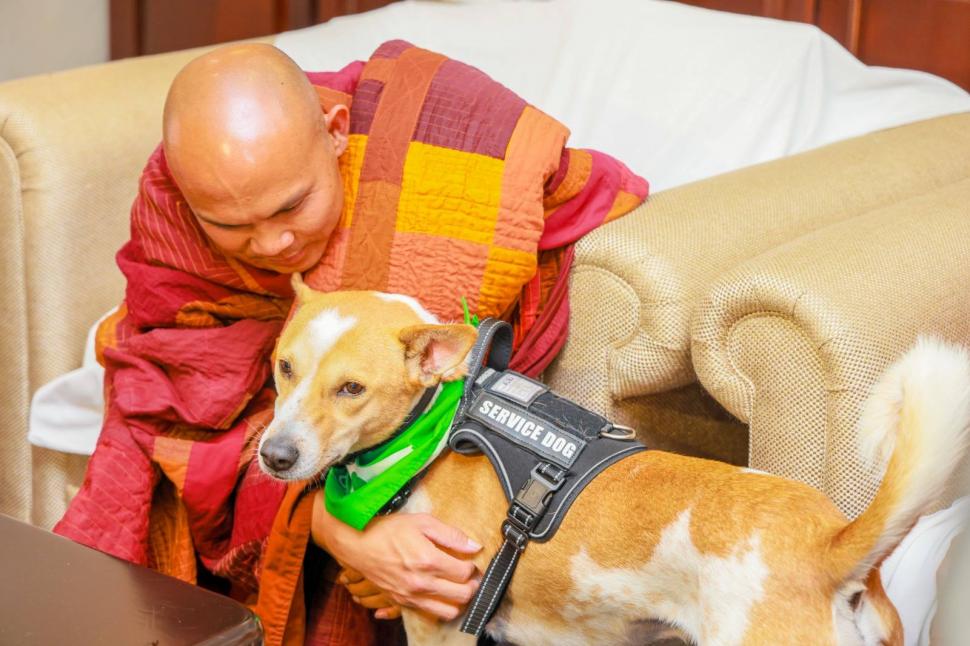 Cine sunt călugării budiști din SUA și cățelul cu milione de fani în toată lumea: Au început azi un nou Marș pentru Pace, în Sri Lanka 1062487