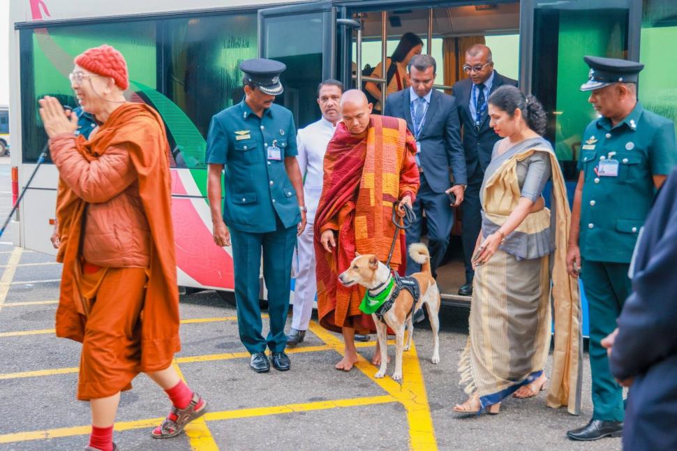Cine sunt călugării budiști din SUA și cățelul cu milione de fani în toată lumea: Au început azi un nou Marș pentru Pace, în Sri Lanka 1062491