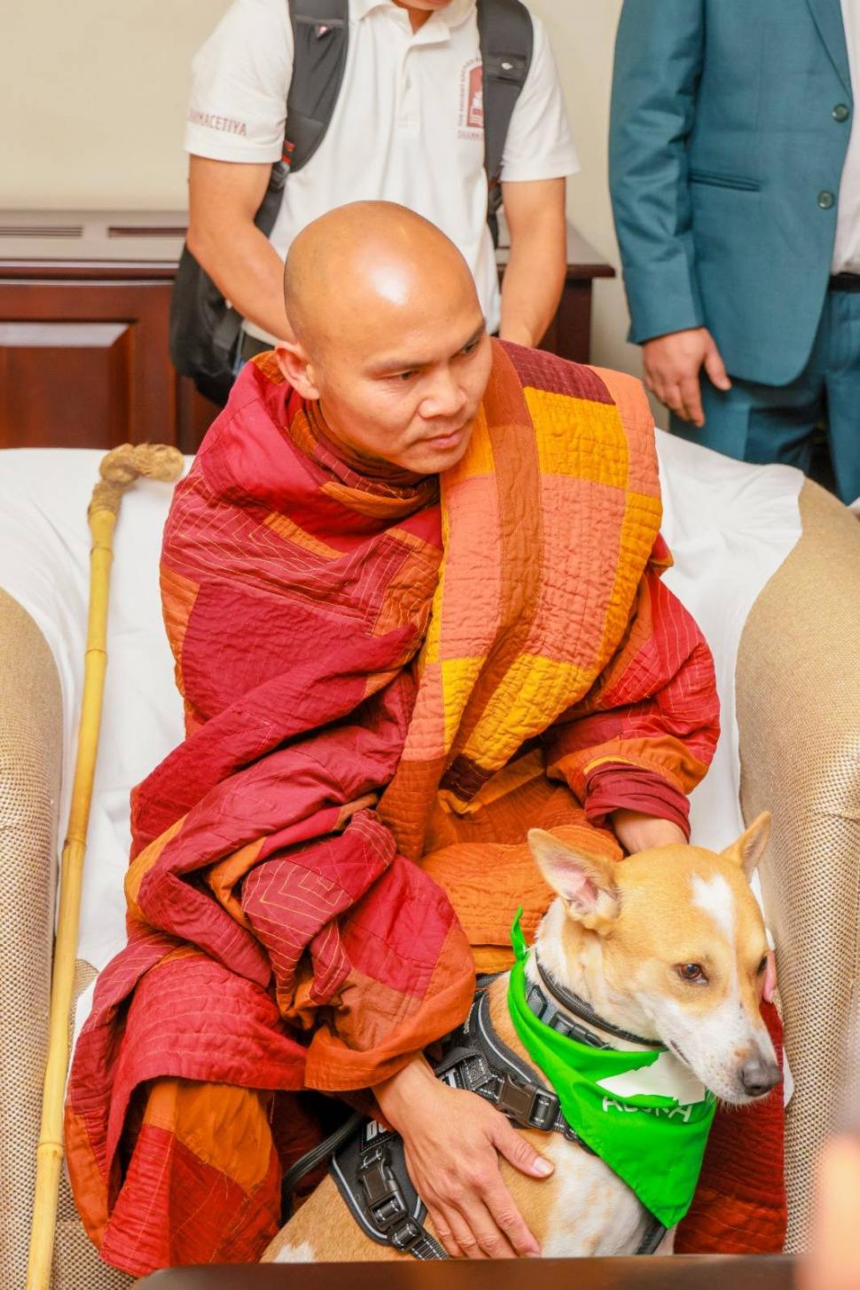 Cine sunt călugării budiști din SUA și cățelul cu milione de fani în toată lumea: Au început azi un nou Marș pentru Pace, în Sri Lanka 1062492