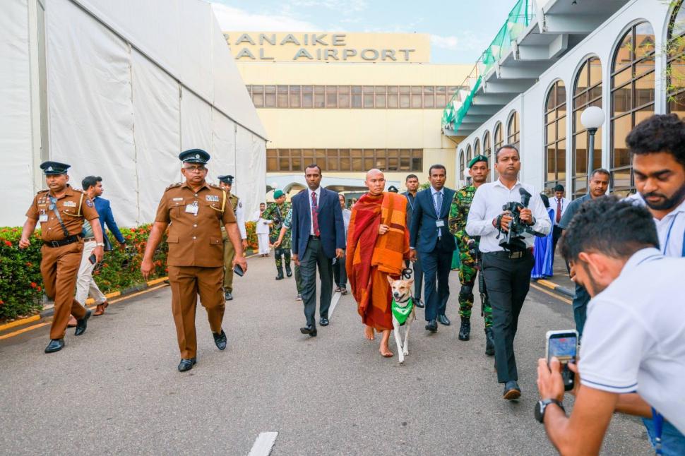 Cine sunt călugării budiști din SUA și cățelul cu milione de fani în toată lumea: Au început azi un nou Marș pentru Pace, în Sri Lanka 1062493