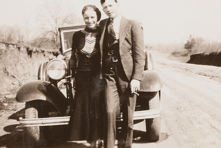 Poezii inedite și suveniruri secrete ale legendarului cuplu de infractori Bonnie și Clyde vor fi scoase la licitație 1062420