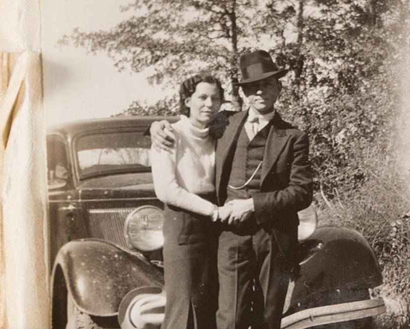 Poezii inedite și suveniruri secrete ale legendarului cuplu de infractori Bonnie și Clyde vor fi scoase la licitație 1062421