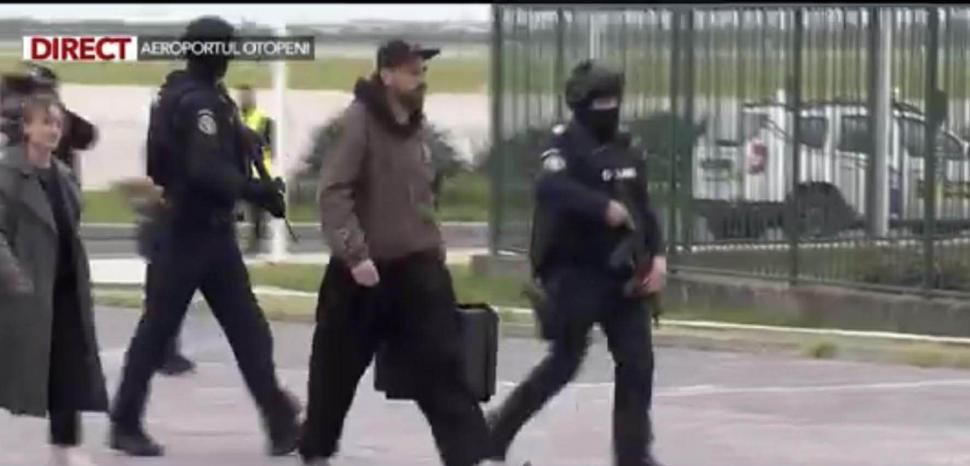 Primele imagini cu tezaurul adus din Olanda. Coiful de la Coțofenești și brățările dacice au ajuns la Muzeul Național de Istorie 1062515