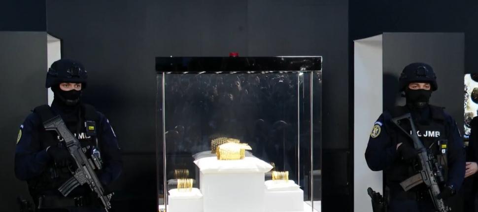 Primele imagini cu tezaurul adus din Olanda. Coiful de la Coțofenești și brățările dacice au ajuns la Muzeul Național de Istorie 1062537