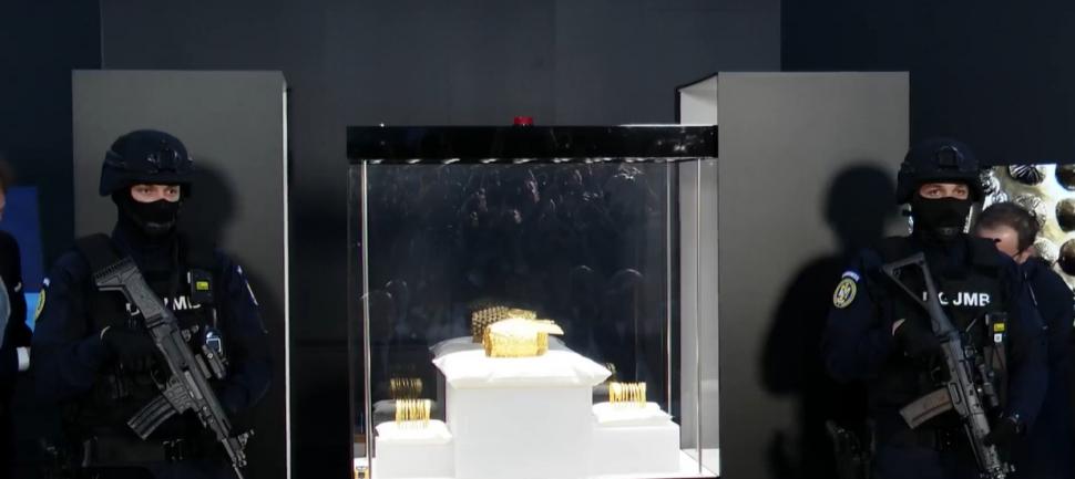 Primele imagini cu tezaurul adus din Olanda. Coiful de la Coțofenești și brățările dacice au ajuns la Muzeul Național de Istorie 1062538