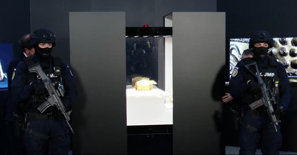Primele imagini cu tezaurul adus din Olanda. Coiful de la Coțofenești și brățările dacice au ajuns la Muzeul Național de Istorie 1062539