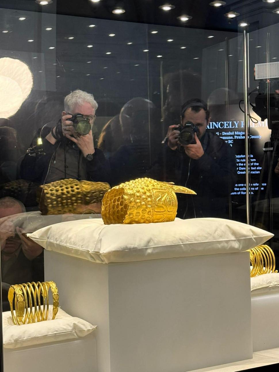 Primele imagini cu tezaurul adus din Olanda. Coiful de la Coțofenești și brățările dacice au ajuns la Muzeul Național de Istorie 1062560