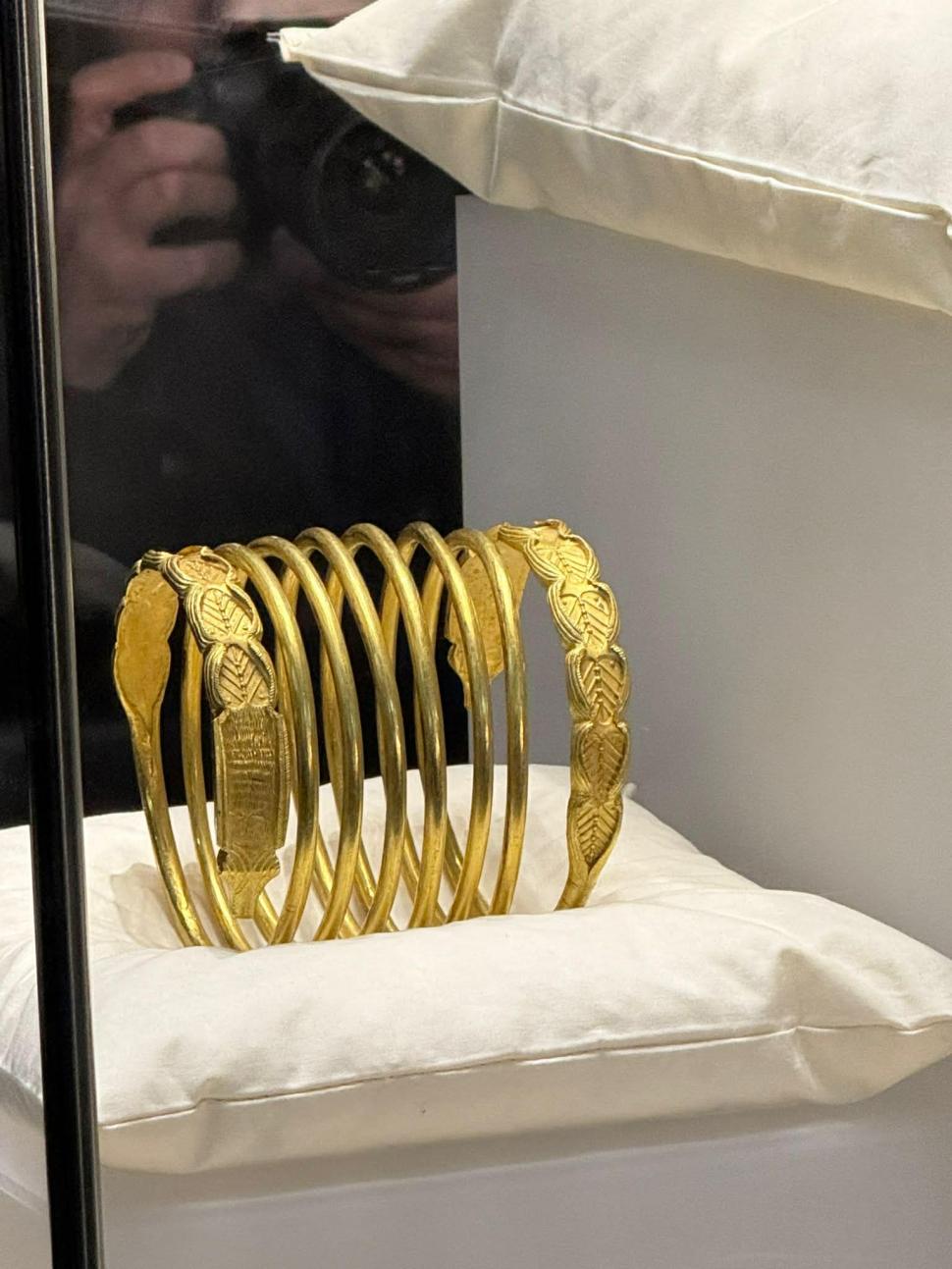 Primele imagini cu tezaurul adus din Olanda. Coiful de la Coțofenești și brățările dacice au ajuns la Muzeul Național de Istorie 1062561