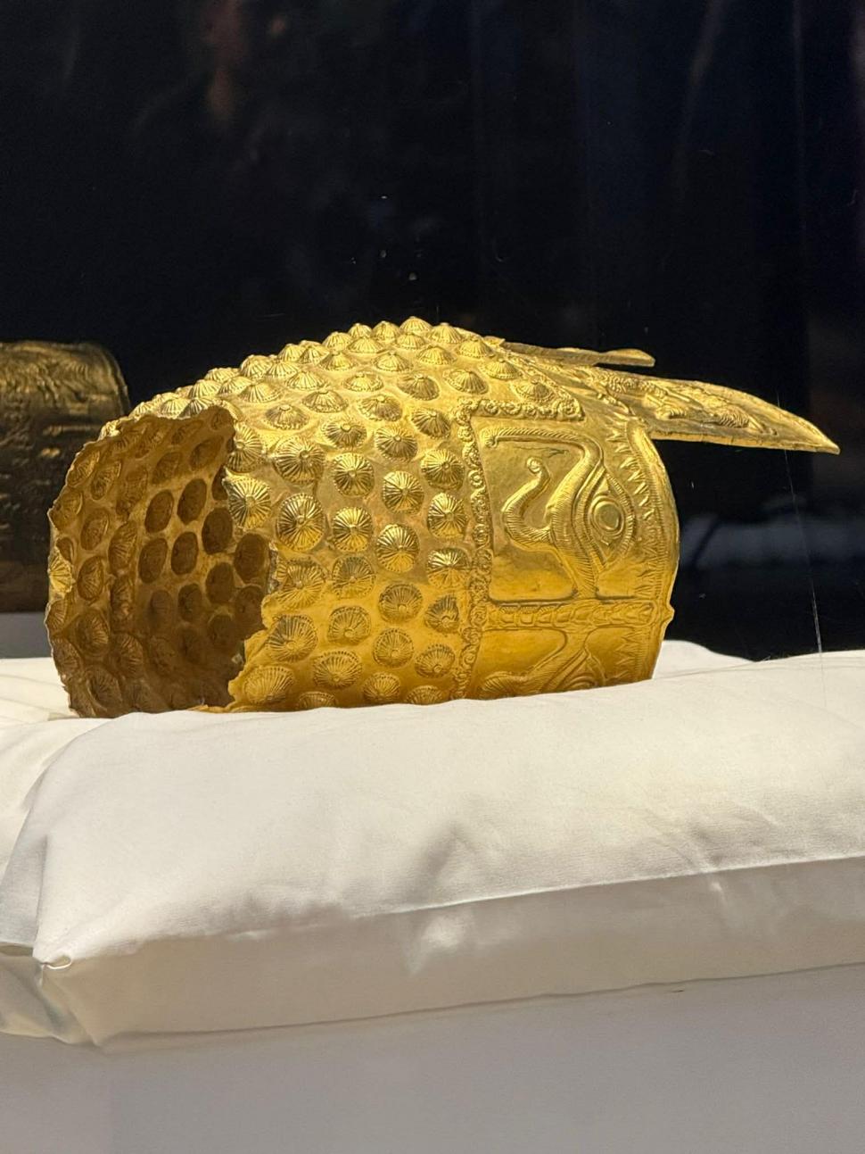 Primele imagini cu tezaurul adus din Olanda. Coiful de la Coțofenești și brățările dacice au ajuns la Muzeul Național de Istorie 1062563