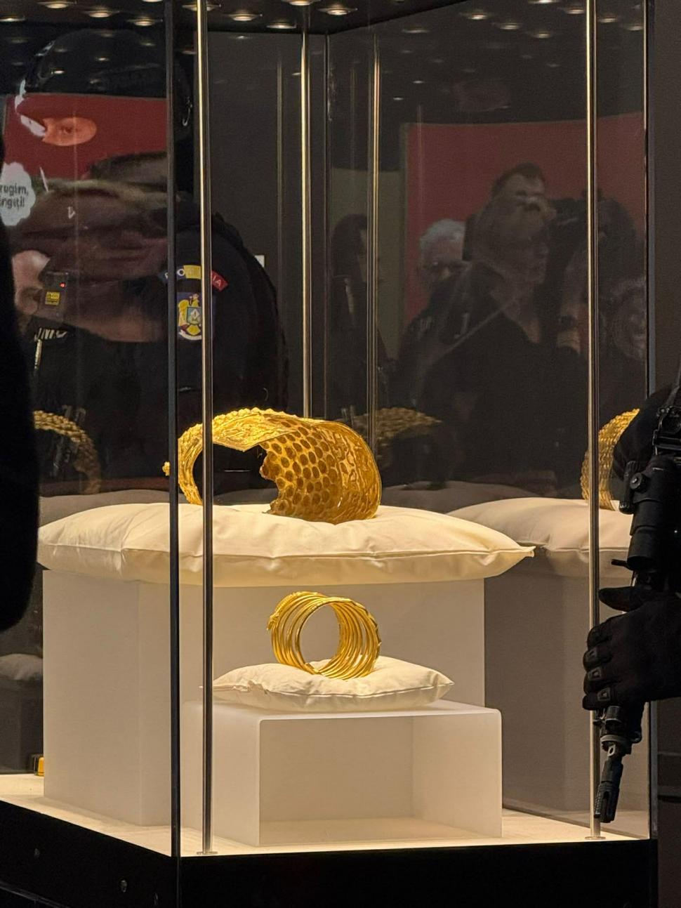 Primele imagini cu tezaurul adus din Olanda. Coiful de la Coțofenești și brățările dacice au ajuns la Muzeul Național de Istorie 1062564