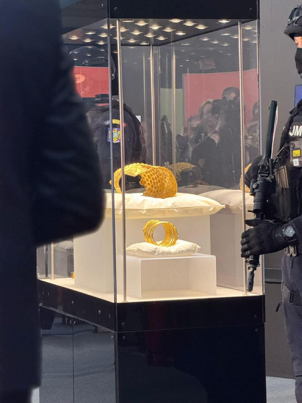 Primele imagini cu tezaurul adus din Olanda. Coiful de la Coțofenești și brățările dacice au ajuns la Muzeul Național de Istorie 1062565