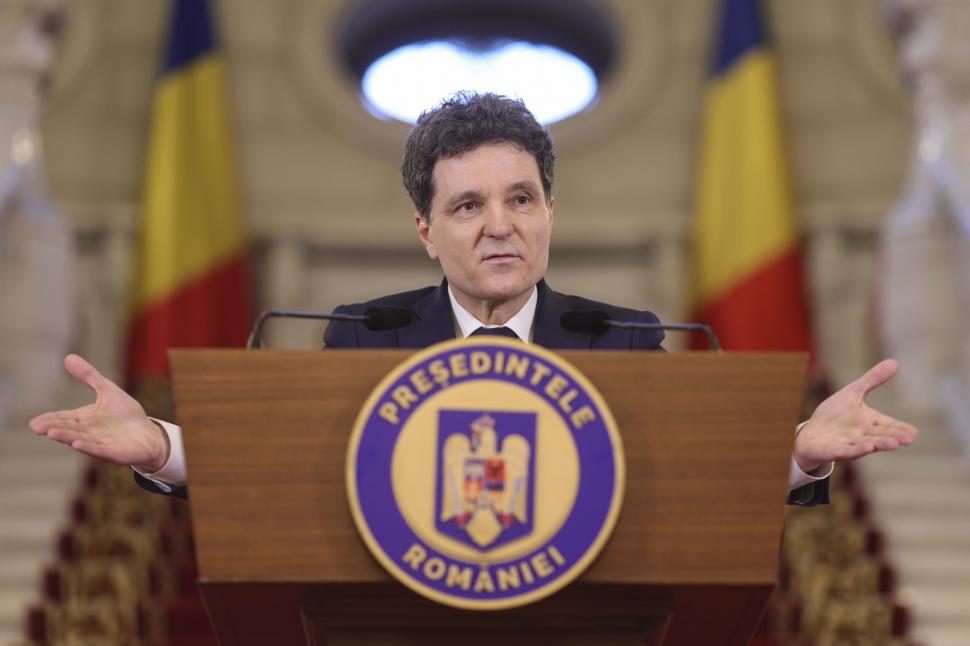 Nicusor Dan gesticuleaza (2)