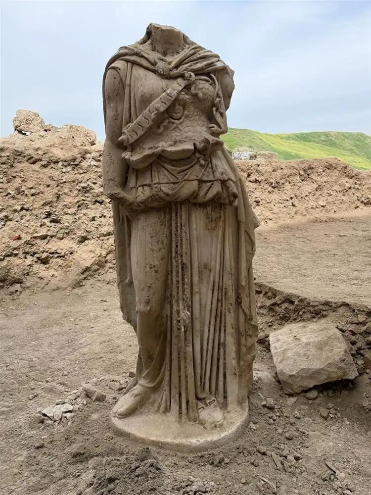 Descoperire arheologică neașteptată: O statuie de doi metri a zeiţei Atena, din marmură, a fost găsită într-un oraș antic din Turcia 1063032