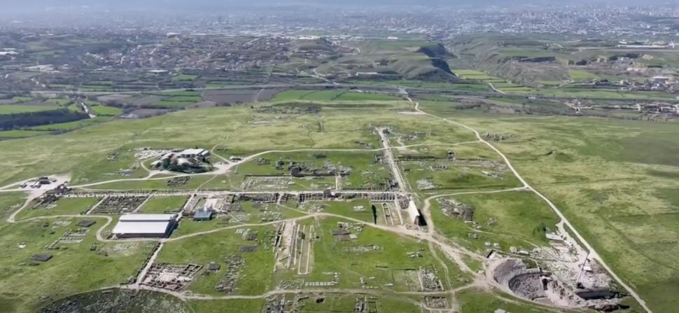 Descoperire arheologică neașteptată: O statuie de doi metri a zeiţei Atena, din marmură, a fost găsită într-un oraș antic din Turcia 1063035