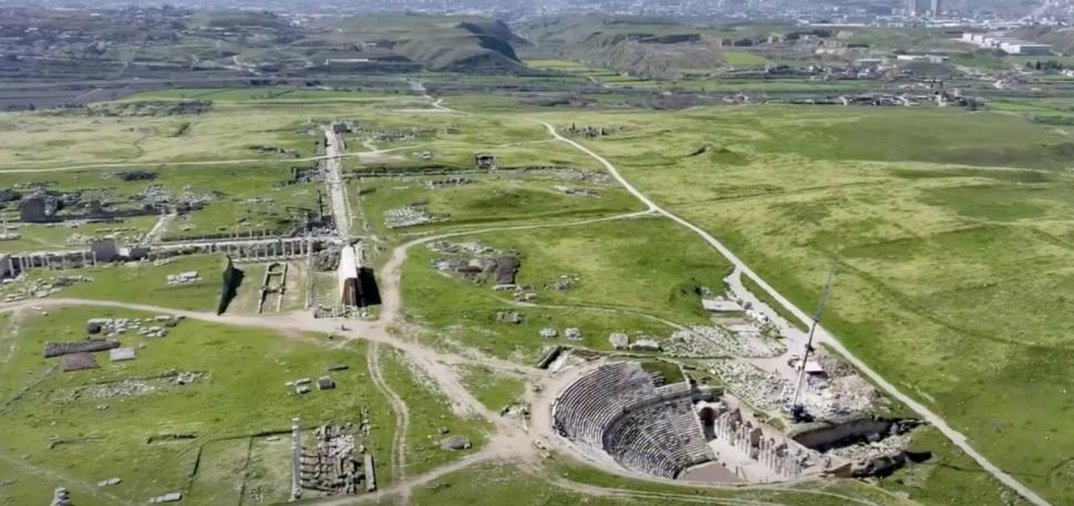 Descoperire arheologică neașteptată: O statuie de doi metri a zeiţei Atena, din marmură, a fost găsită într-un oraș antic din Turcia 1063036