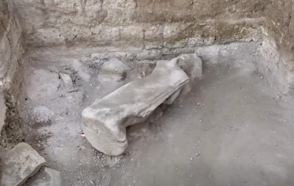 Descoperire arheologică neașteptată: O statuie de doi metri a zeiţei Atena, din marmură, a fost găsită într-un oraș antic din Turcia 1063038