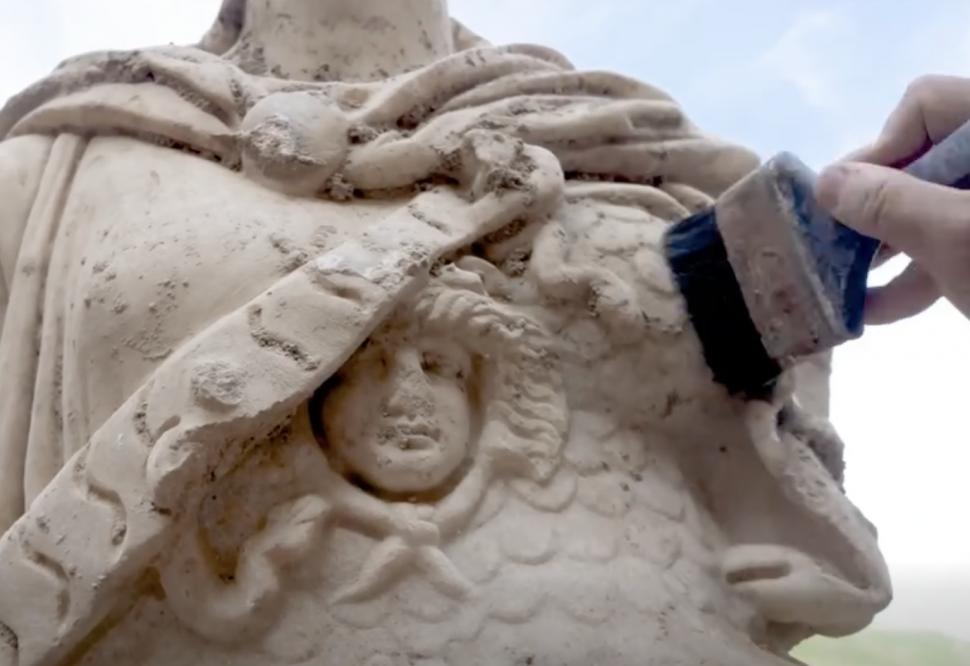 Descoperire arheologică neașteptată: O statuie de doi metri a zeiţei Atena, din marmură, a fost găsită într-un oraș antic din Turcia 1063040