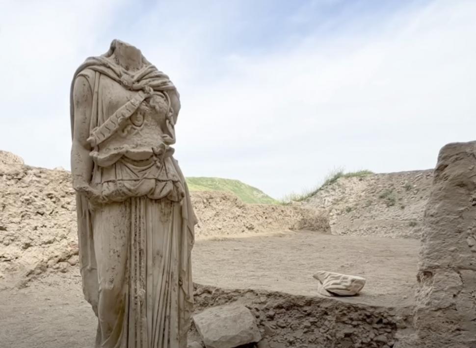 Descoperire arheologică neașteptată: O statuie de doi metri a zeiţei Atena, din marmură, a fost găsită într-un oraș antic din Turcia 1063041