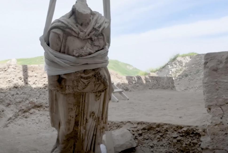 Descoperire arheologică neașteptată: O statuie de doi metri a zeiţei Atena, din marmură, a fost găsită într-un oraș antic din Turcia 1063042