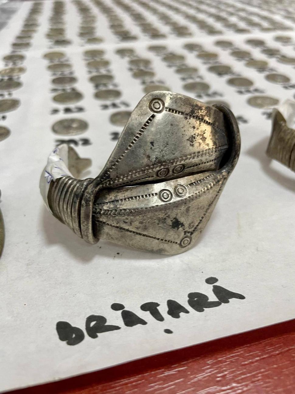 Imagini cu tezaurul impresionant care a fost găsit întâmplător într-o pădure din Botoşani: brăţări dacice, inele şi monede imperiale 1063086