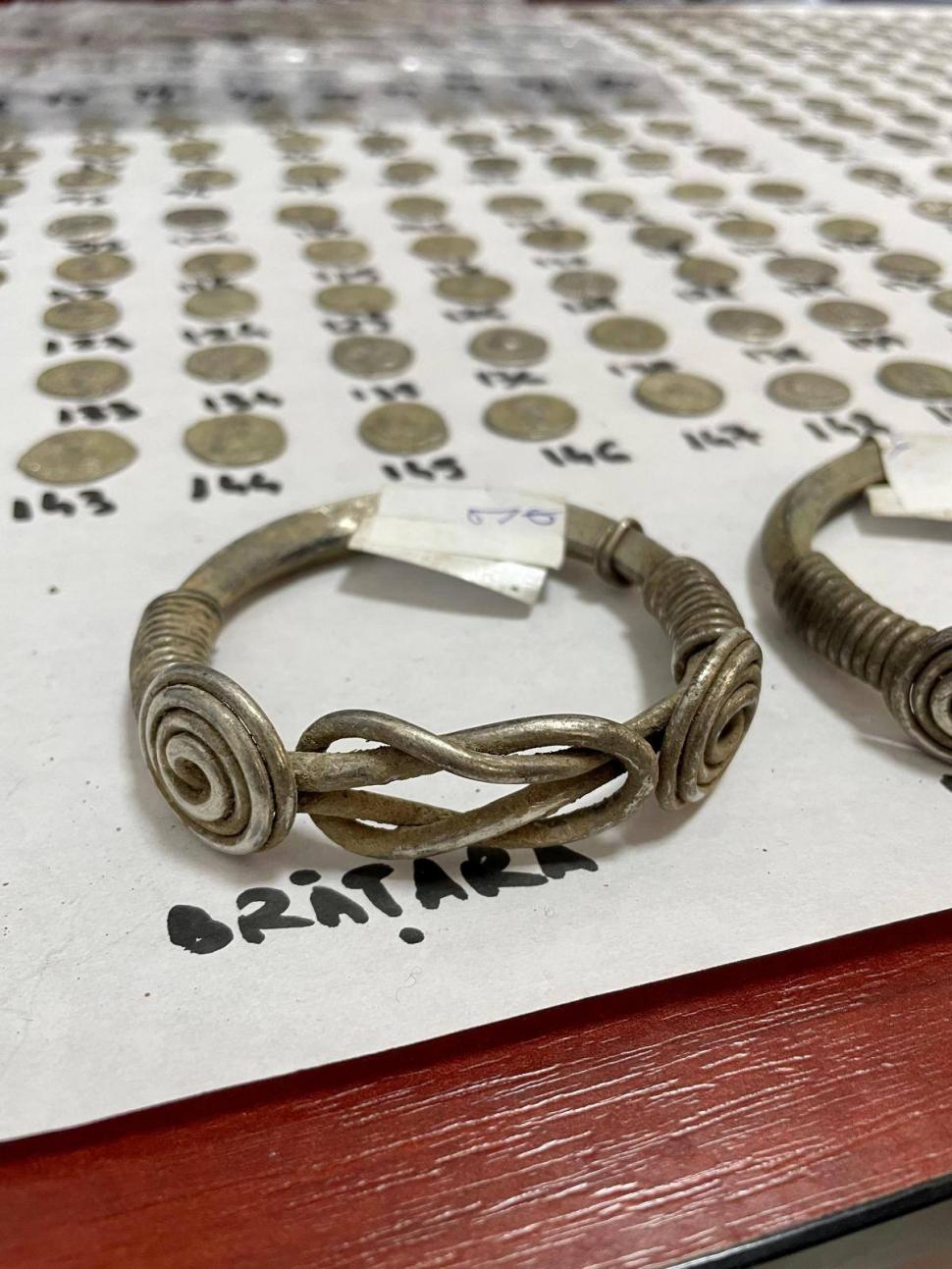 Imagini cu tezaurul impresionant care a fost găsit întâmplător într-o pădure din Botoşani: brăţări dacice, inele şi monede imperiale 1063087