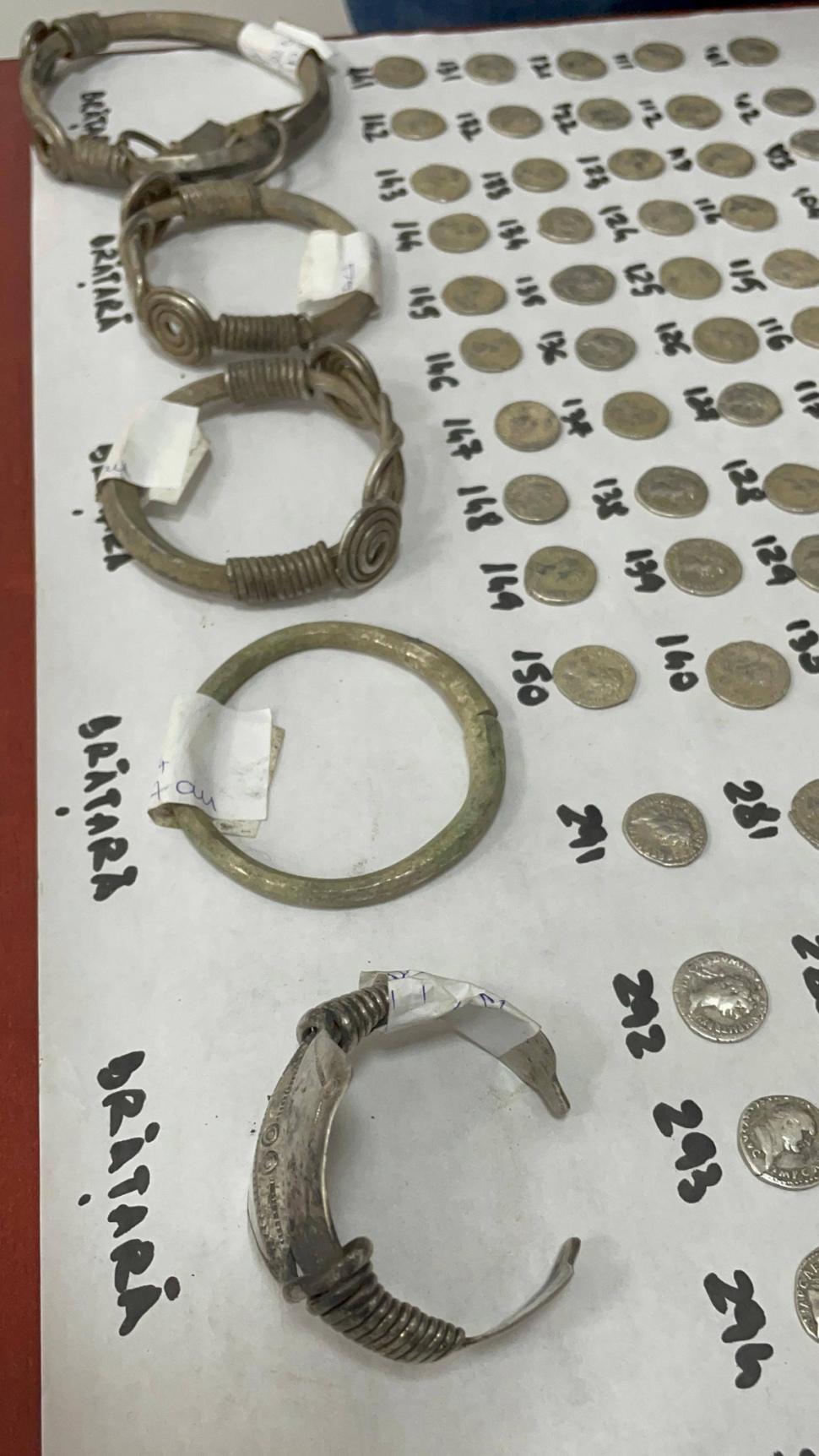 Imagini cu tezaurul impresionant care a fost găsit întâmplător într-o pădure din Botoşani: brăţări dacice, inele şi monede imperiale 1063088