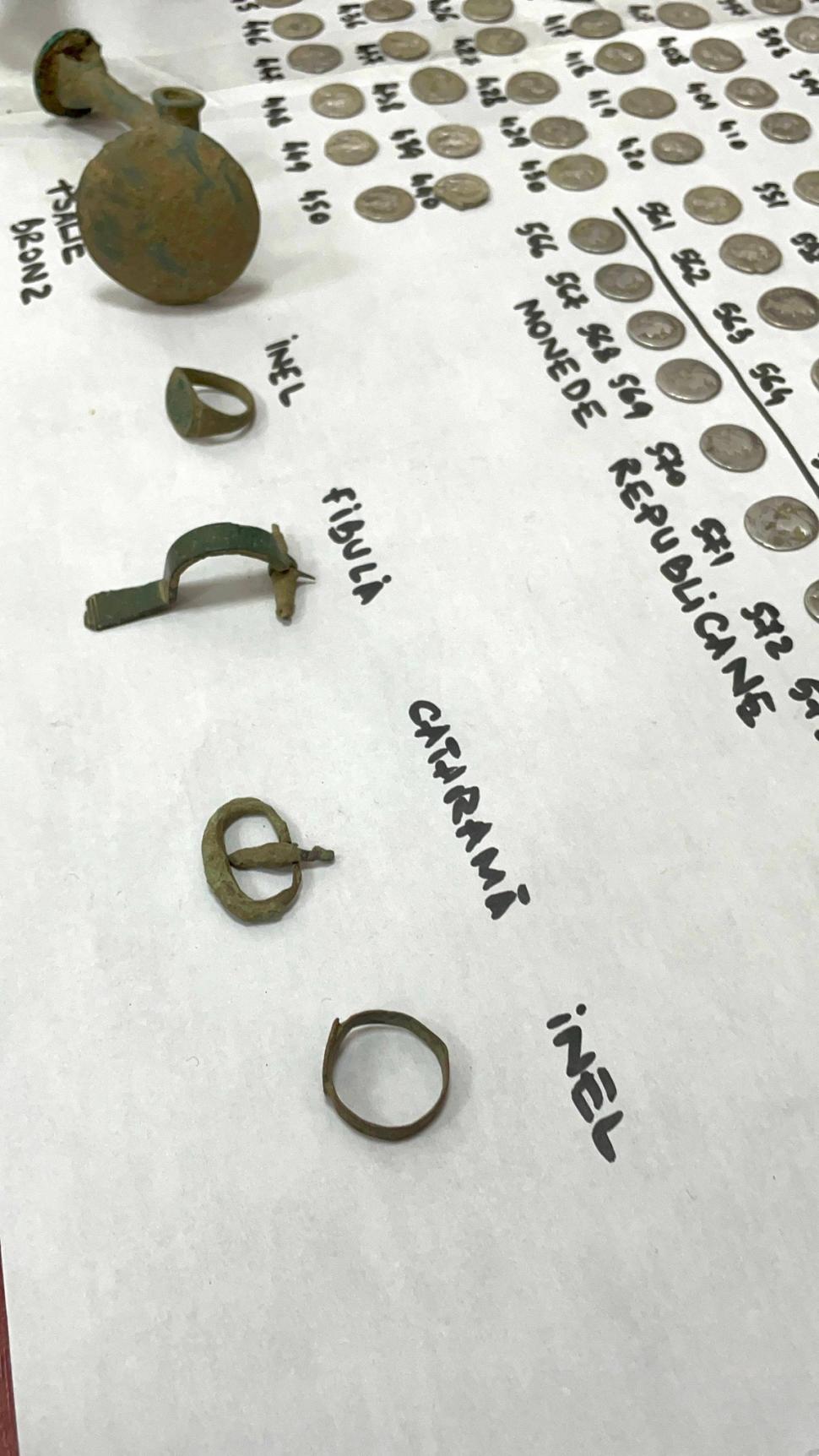 Imagini cu tezaurul impresionant care a fost găsit întâmplător într-o pădure din Botoşani: brăţări dacice, inele şi monede imperiale 1063089