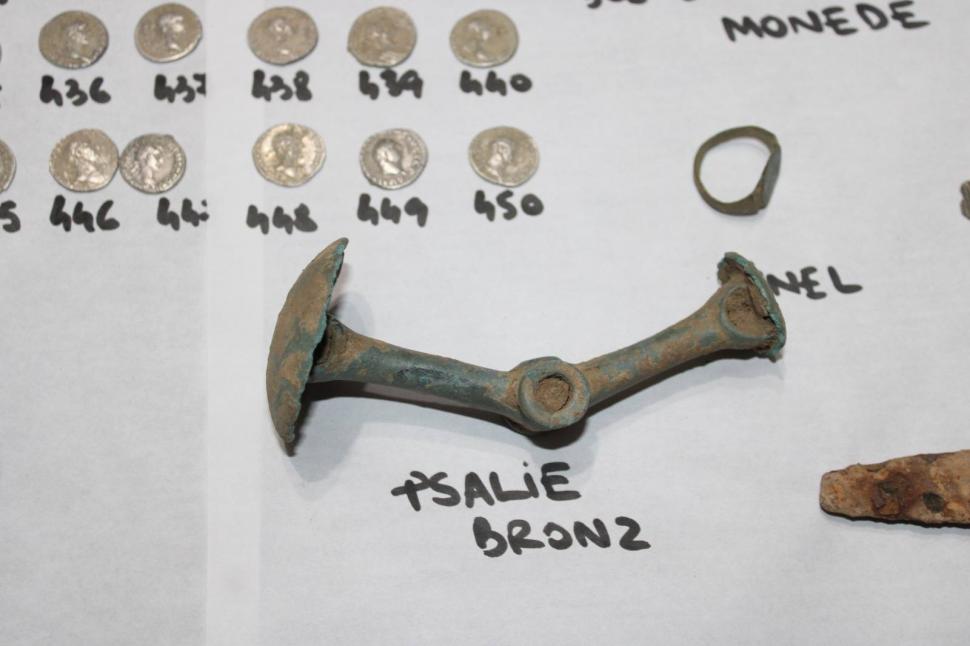 Imagini cu tezaurul impresionant care a fost găsit întâmplător într-o pădure din Botoşani: brăţări dacice, inele şi monede imperiale 1063090