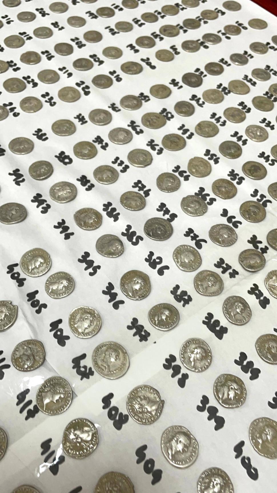 Imagini cu tezaurul impresionant care a fost găsit întâmplător într-o pădure din Botoşani: brăţări dacice, inele şi monede imperiale 1063092