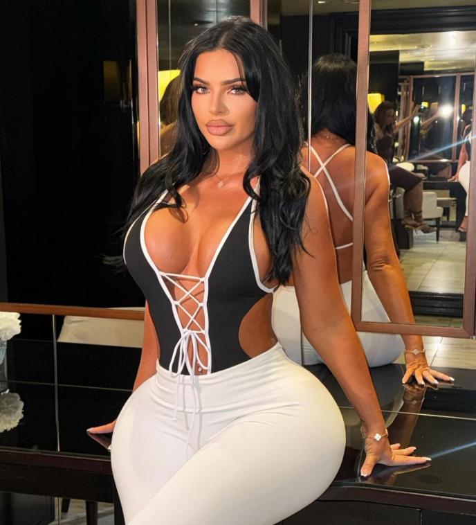 Scene șocante în fața unui club. Două influencerițe s-au luat la bătaie în fața unui club, apoi una a călcat-o pe cealaltă cu mașina  1063102