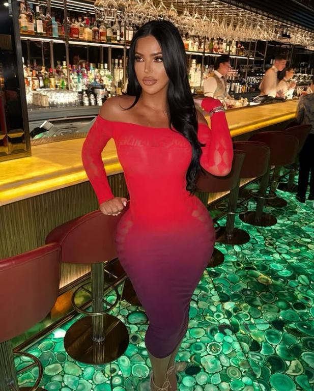 Scene șocante în fața unui club. Două influencerițe s-au luat la bătaie în fața unui club, apoi una a călcat-o pe cealaltă cu mașina  1063103