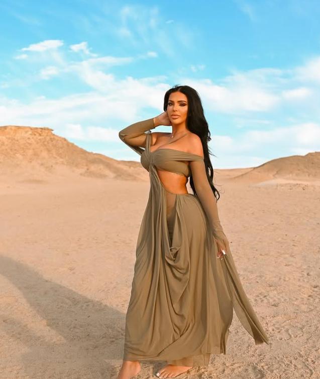 Scene șocante în fața unui club. Două influencerițe s-au luat la bătaie în fața unui club, apoi una a călcat-o pe cealaltă cu mașina  1063104