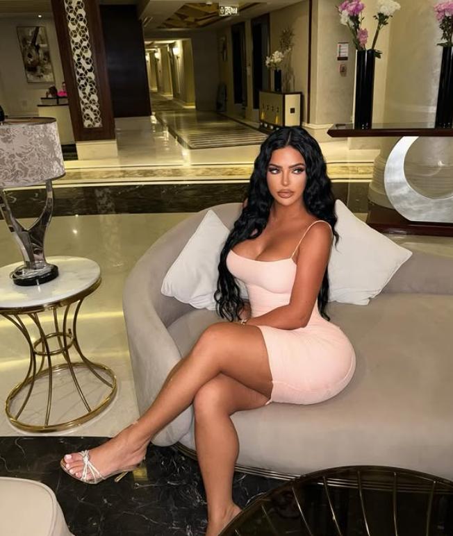 Scene șocante în fața unui club. Două influencerițe s-au luat la bătaie în fața unui club, apoi una a călcat-o pe cealaltă cu mașina  1063106