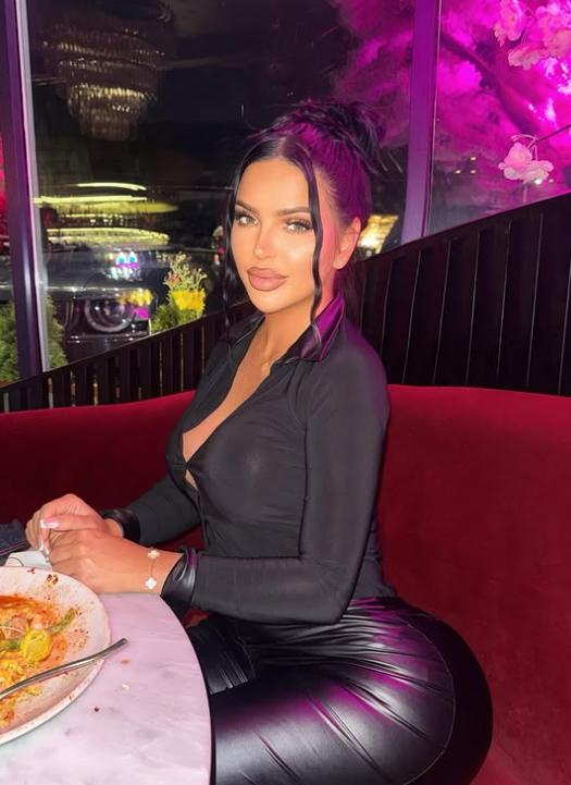 Scene șocante în fața unui club. Două influencerițe s-au luat la bătaie în fața unui club, apoi una a călcat-o pe cealaltă cu mașina  1063107