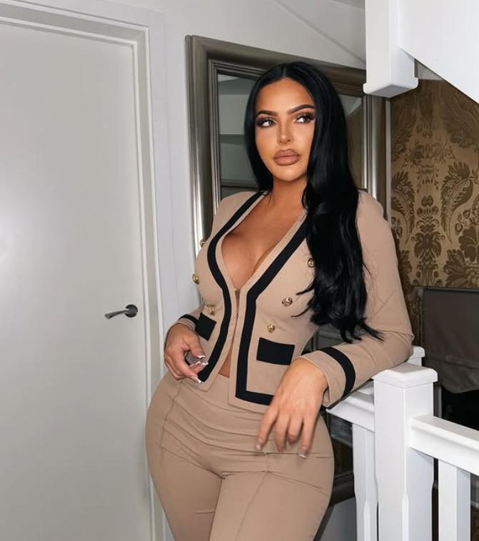 Scene șocante în fața unui club. Două influencerițe s-au luat la bătaie în fața unui club, apoi una a călcat-o pe cealaltă cu mașina  1063108