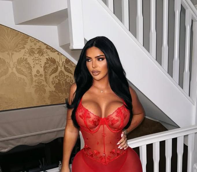 Scene șocante în fața unui club. Două influencerițe s-au luat la bătaie în fața unui club, apoi una a călcat-o pe cealaltă cu mașina  1063110