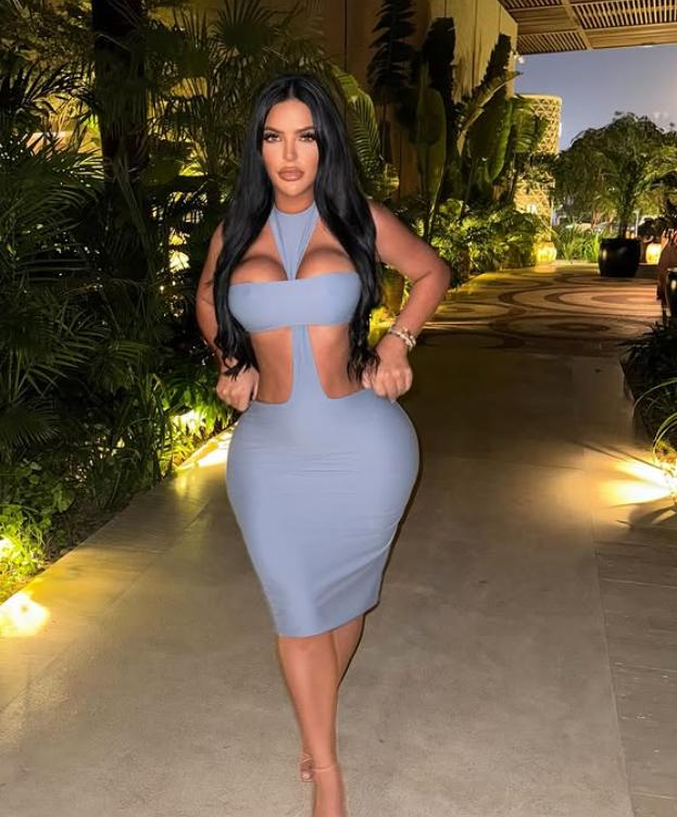 Scene șocante în fața unui club. Două influencerițe s-au luat la bătaie în fața unui club, apoi una a călcat-o pe cealaltă cu mașina  1063112