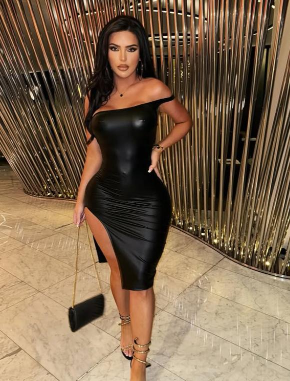 Scene șocante în fața unui club. Două influencerițe s-au luat la bătaie în fața unui club, apoi una a călcat-o pe cealaltă cu mașina  1063113