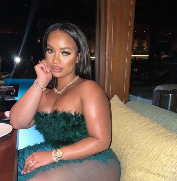 Scene șocante în fața unui club. Două influencerițe s-au luat la bătaie în fața unui club, apoi una a călcat-o pe cealaltă cu mașina  1063114