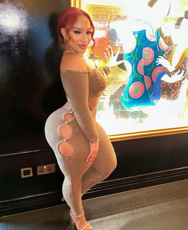 Scene șocante în fața unui club. Două influencerițe s-au luat la bătaie în fața unui club, apoi una a călcat-o pe cealaltă cu mașina  1063115