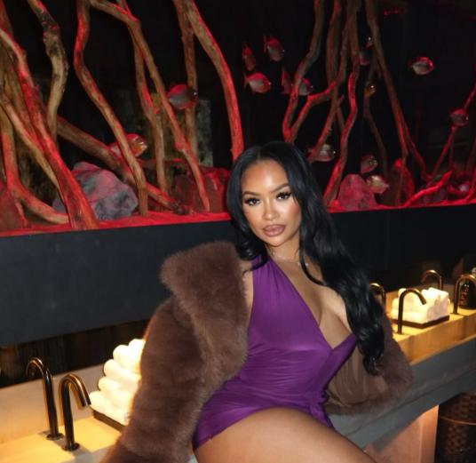 Scene șocante în fața unui club. Două influencerițe s-au luat la bătaie în fața unui club, apoi una a călcat-o pe cealaltă cu mașina  1063116