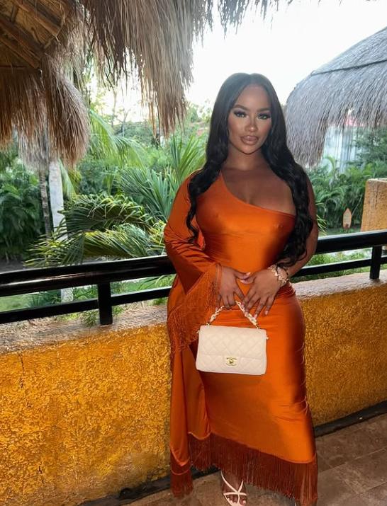 Scene șocante în fața unui club. Două influencerițe s-au luat la bătaie în fața unui club, apoi una a călcat-o pe cealaltă cu mașina  1063117