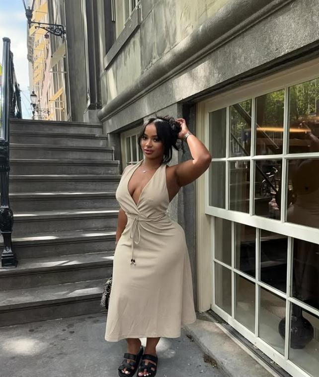 Scene șocante în fața unui club. Două influencerițe s-au luat la bătaie în fața unui club, apoi una a călcat-o pe cealaltă cu mașina  1063118