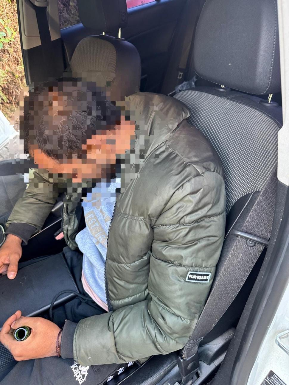 Un hoţ a adormit în maşina din care voia să fure, la Târgu Jiu. Imagini uimitoare cu ce au găsit poliţiştii la faţa locului 1063018