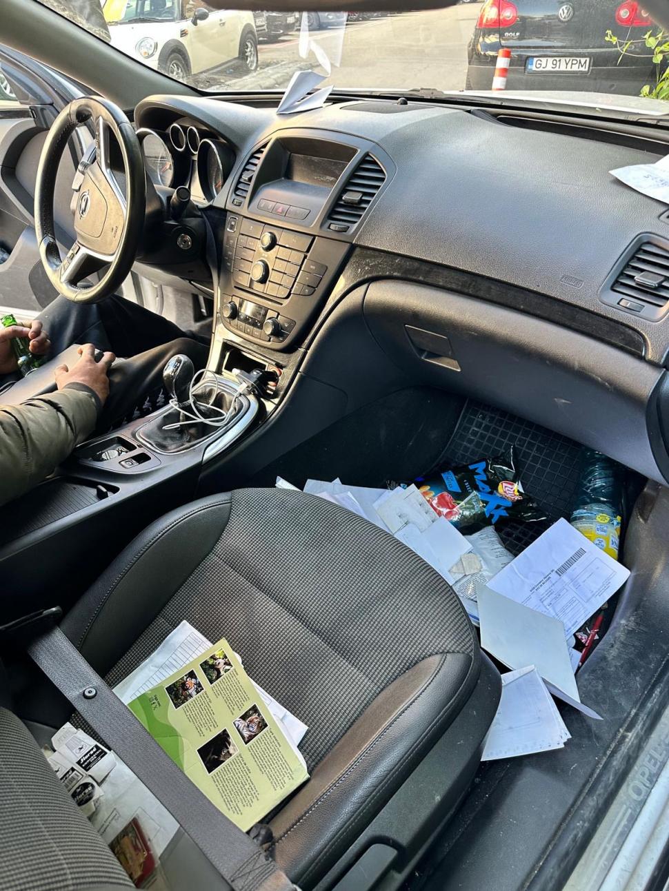 Un hoţ a adormit în maşina din care voia să fure, la Târgu Jiu. Imagini uimitoare cu ce au găsit poliţiştii la faţa locului 1063019