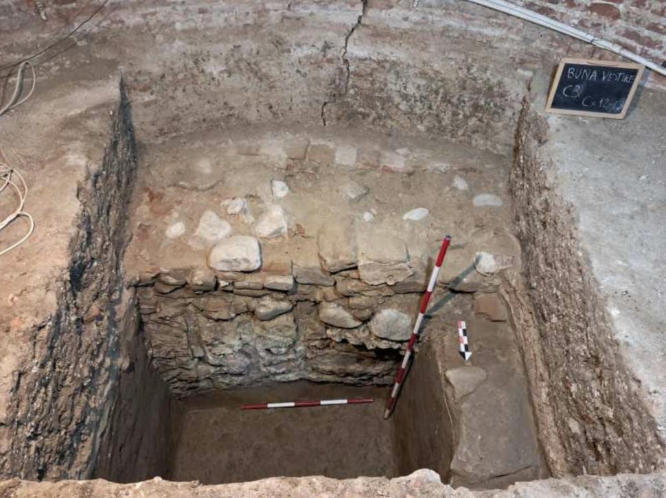Descoperire arheologică rară în centrul unui oraș din România: Au fost găsite 2 biserici străvechi, după o legendă cu Mircea cel Bătrân 1063351