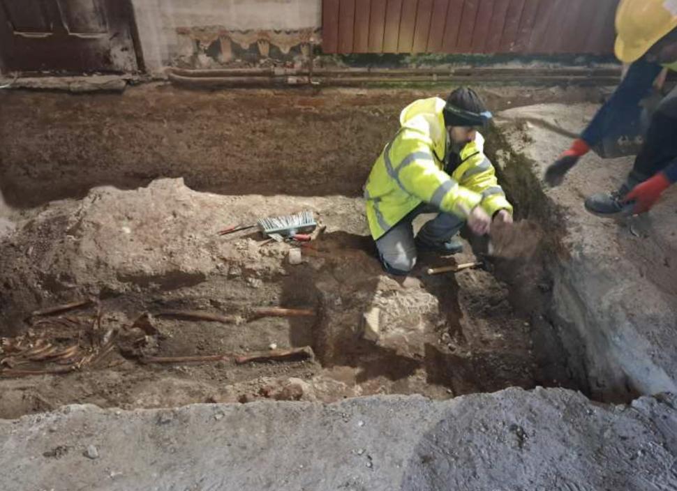 Descoperire arheologică rară în centrul unui oraș din România: Au fost găsite 2 biserici străvechi, după o legendă cu Mircea cel Bătrân 1063352